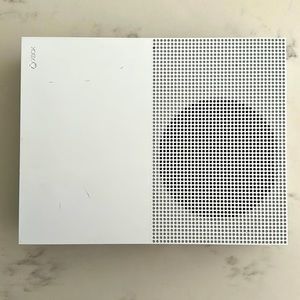 Xbox One S 500GB Console Bundle